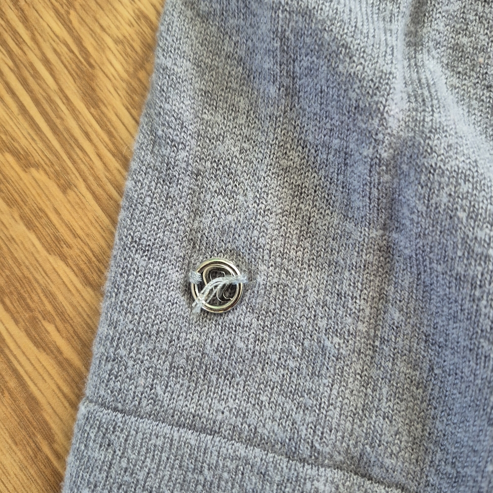 Lululemon Athletica Gray Women's Blouse. Rip Tag Cut Off, Size 10 - Picture 3 of 3